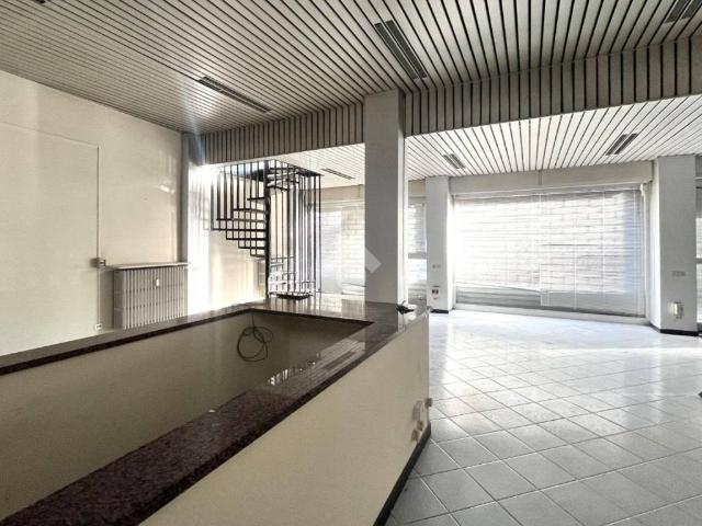 Locale Commerciale in affitto a Voghera, Lombardia