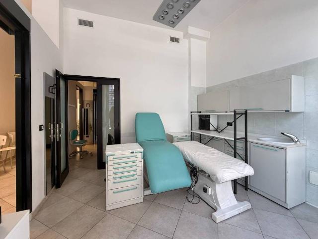 Locale Commerciale in affitto a Voghera, Lombardia