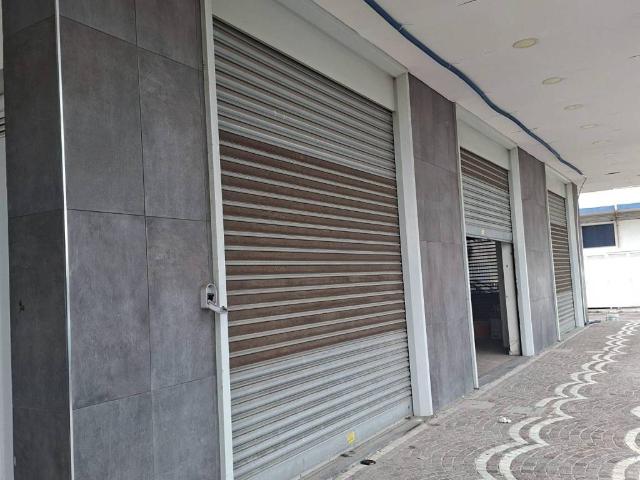 Locale Commerciale in affitto a Volla, Campania