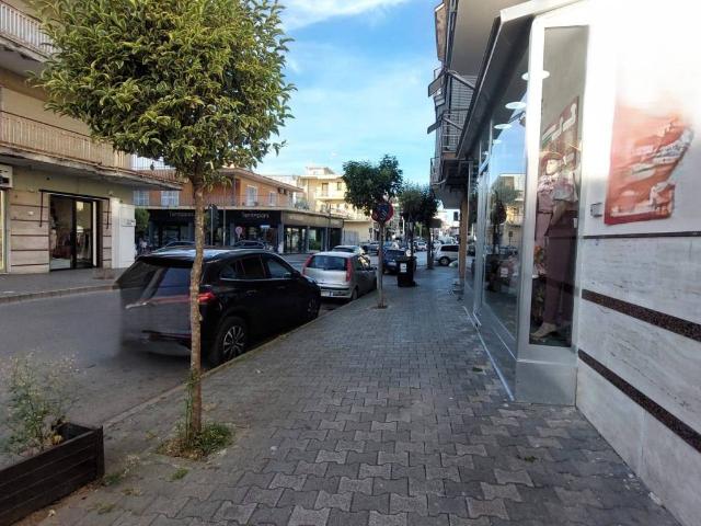 Locale Commerciale in affitto a Volla, Campania