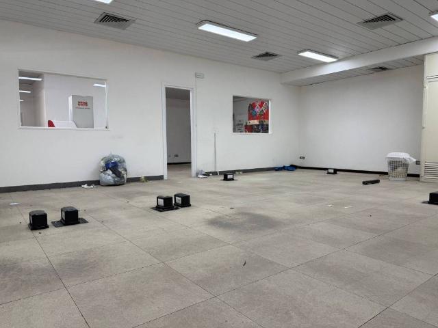 Locale Commerciale in affitto a Municipalità 6, Volla