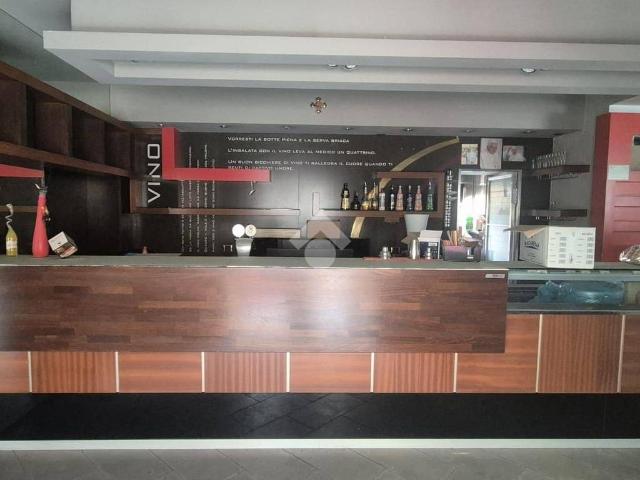 Locale Commerciale in affitto a Volla, Campania