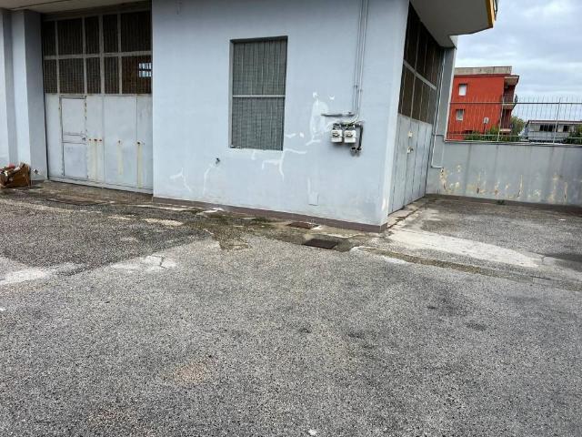 Locale Commerciale in affitto a Volla, Campania