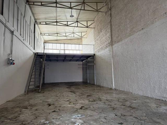 Locale Commerciale in affitto a Volla, Campania