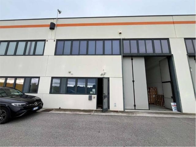 Locale Commerciale in affitto a Volpago Del Montello, Veneto