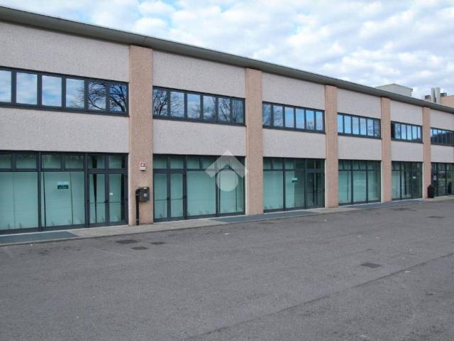 Locale Commerciale in affitto a Volpago Del Montello, Veneto