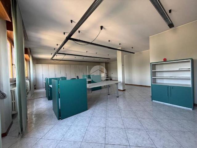 Locale Commerciale in affitto a Zanica, Lombardia