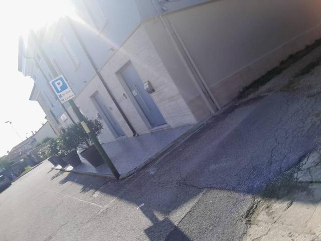 Locale Commerciale in affitto a Zevio, Veneto