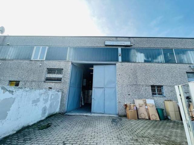 Locale Commerciale in affitto a Unione dei Comuni I Fontanili, Zibido San Giacomo