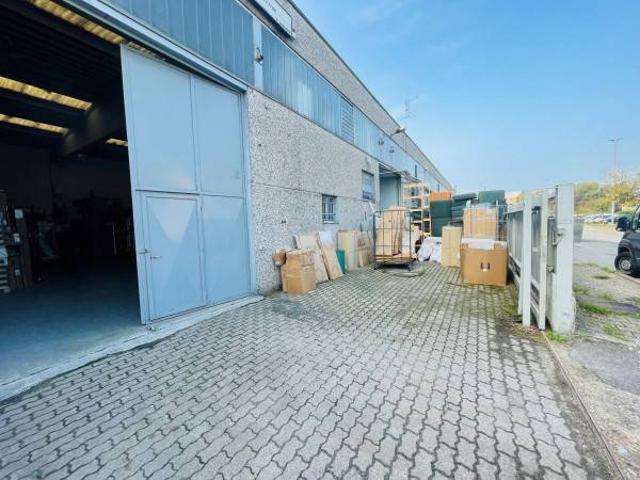 Locale Commerciale in affitto a Unione dei Comuni I Fontanili, Zibido San Giacomo