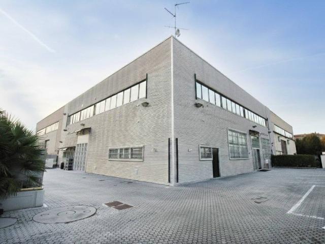 Locale Commerciale in affitto a Unione dei Comuni I Fontanili, Zibido San Giacomo
