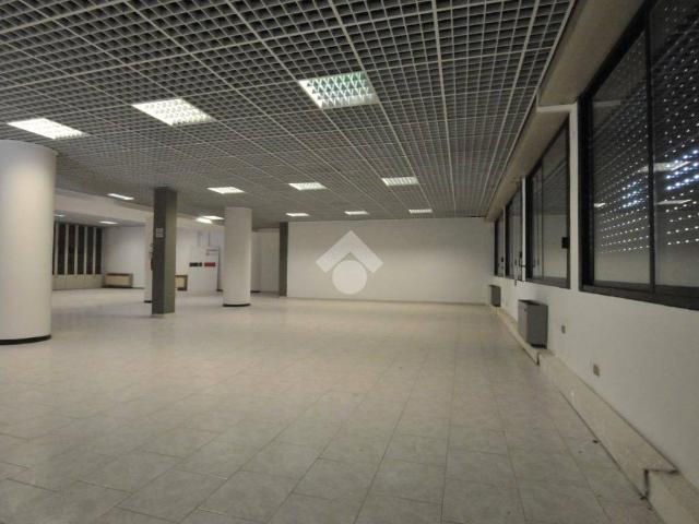 Locale Commerciale in affitto a Unione dei comuni Valli del Reno, Lavino e Samoggia, Zola Predosa