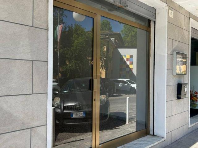 Locale Commerciale in affitto a Unione dei comuni Valli del Reno, Lavino e Samoggia, Zola Predosa