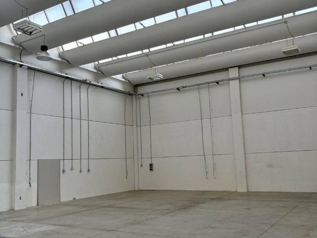 Locale Commerciale in affitto a Unione dei comuni Valli del Reno, Lavino e Samoggia, Zola Predosa