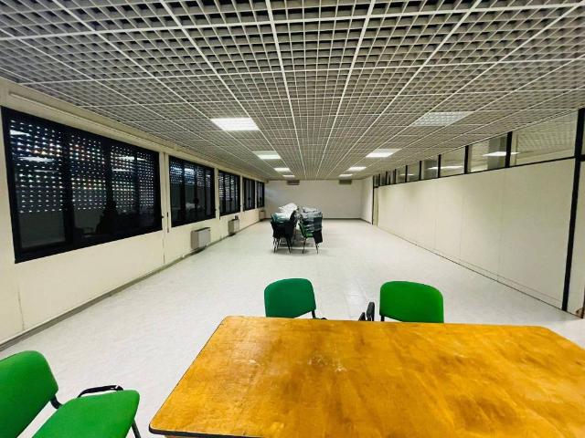 Locale Commerciale in affitto a Unione dei comuni Valli del Reno, Lavino e Samoggia, Zola Predosa
