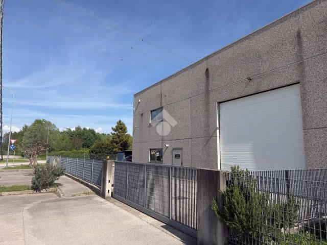 Locale Commerciale in affitto a Zoppola, Friuli-Venezia Giulia