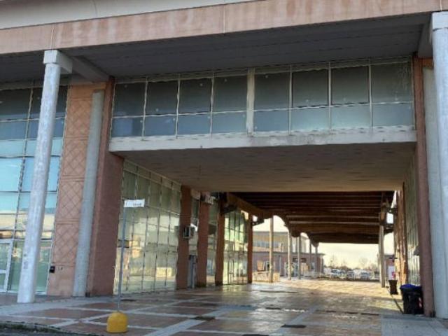 Locale Commerciale in vendita a Crespina Lorenzana, Fauglia