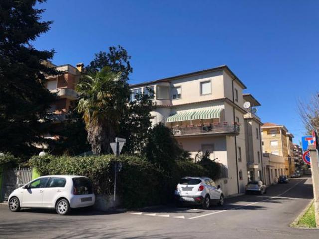 Locale Commerciale in vendita a Regina Pacis, Rieti