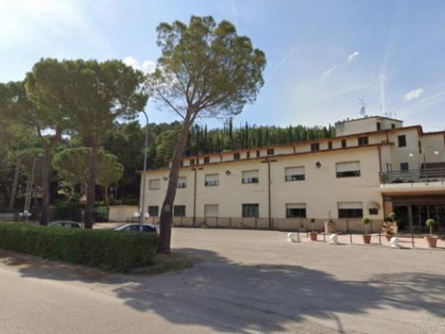 Locale Commerciale in vendita a Corciano, Umbria