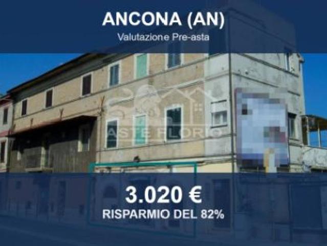 Locale Commerciale in vendita a Torrette, Ancona