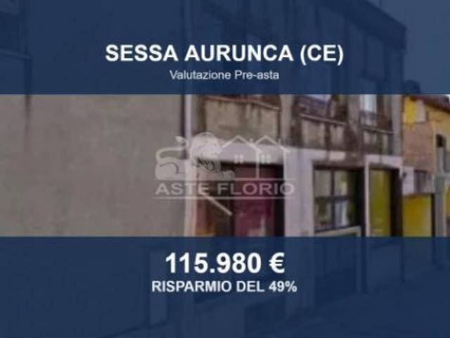 Locale Commerciale in vendita a Sessa Aurunca, Campania