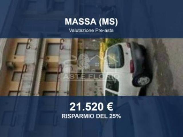 Box in vendita a Marina di Massa, Marina Di Massa