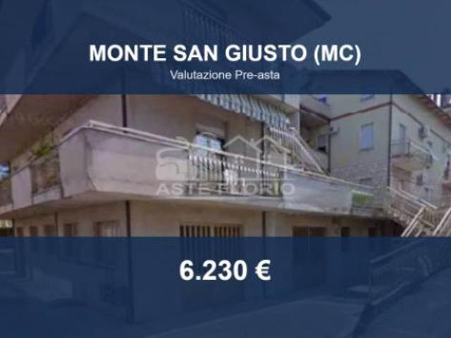 Locale Commerciale in vendita a Marche, Macerata