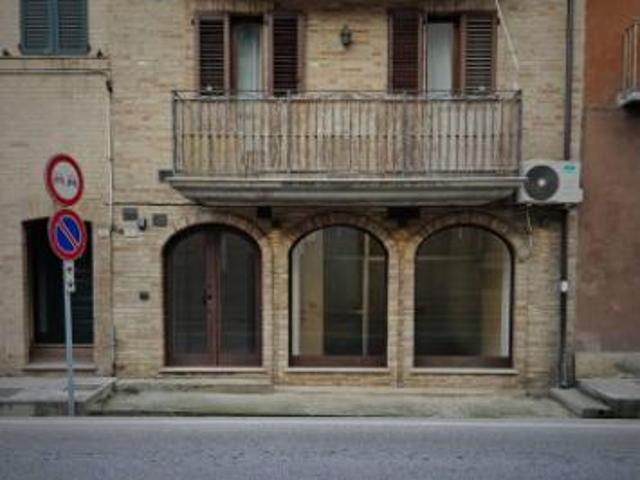 Locale Commerciale in vendita a Marche, Fermo