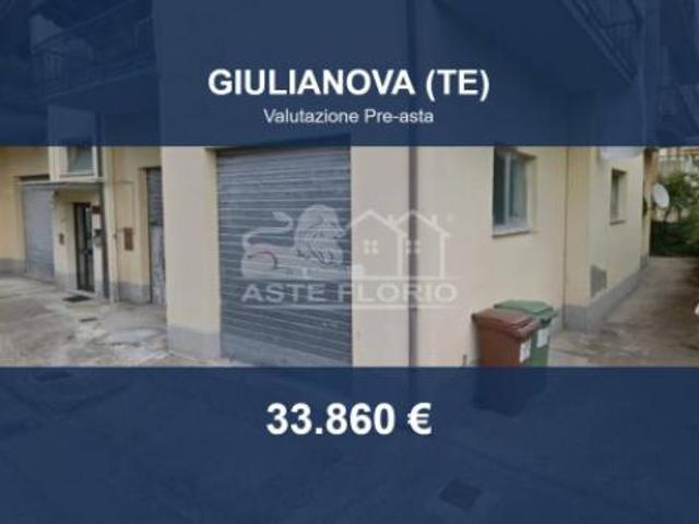 Locale Commerciale in vendita a Giulianova, Abruzzo