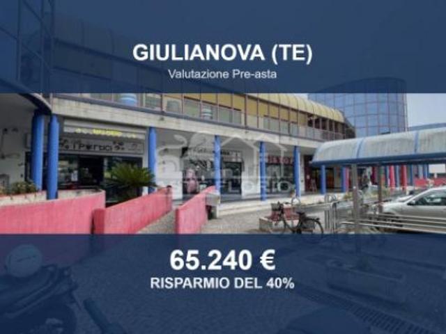 Locale Commerciale in vendita a Giulianova, Abruzzo