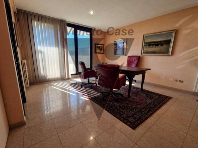 Locale Commerciale in vendita a Monterosso, Abano Terme Bagni