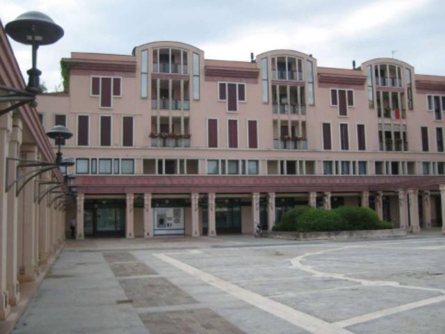 Locale Commerciale in vendita a Abano Terme Bagni, Veneto