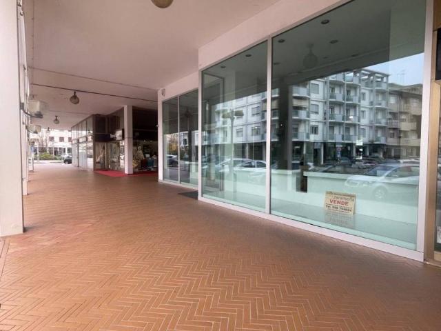 Locale Commerciale in vendita a Abano Terme Bagni, Veneto