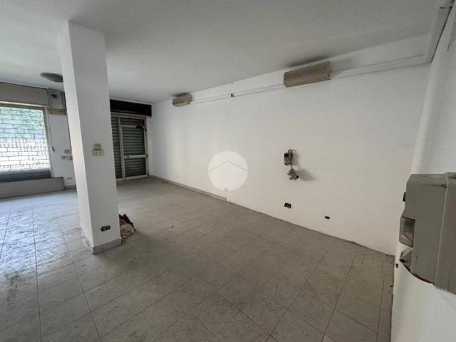 Locale Commerciale in vendita a Castelletto, Abbiategrasso