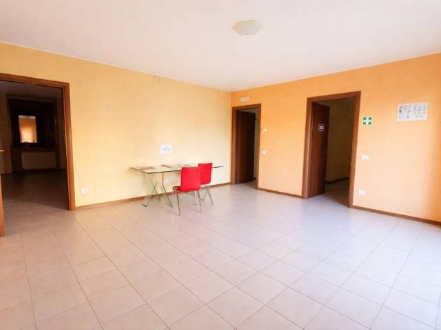 Locale Commerciale in vendita a Castelletto, Abbiategrasso