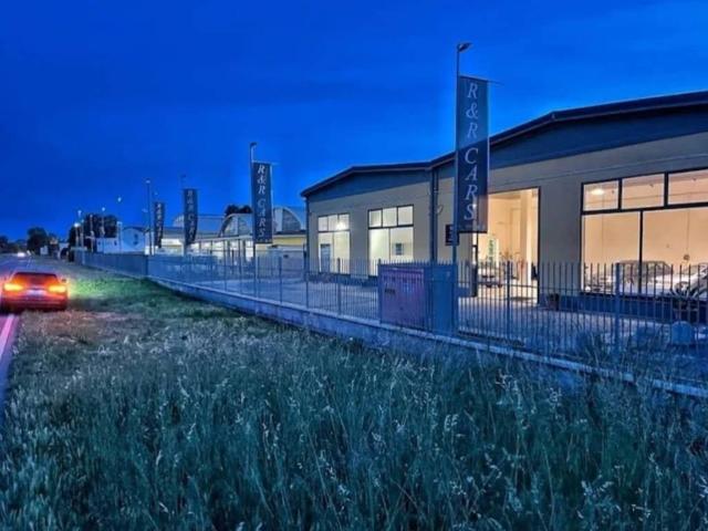 Locale Commerciale in vendita a Abbiategrasso, Lombardia