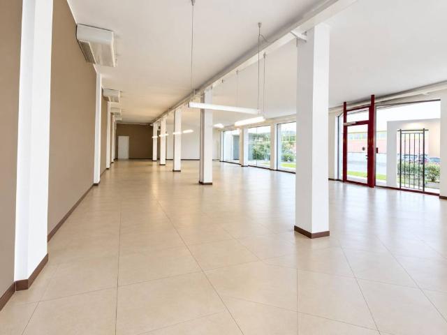 Locale Commerciale in vendita a Castelletto, Abbiategrasso