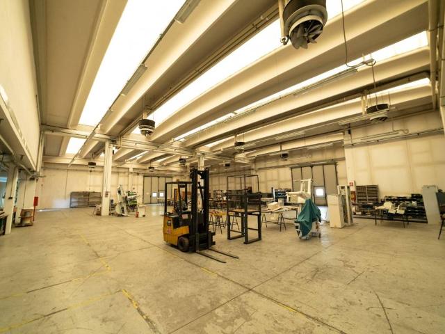 Locale Commerciale in vendita a Abbiategrasso, Lombardia