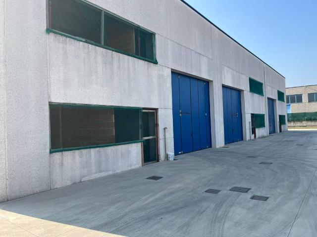 Locale Commerciale in vendita a Abbiategrasso, Lombardia