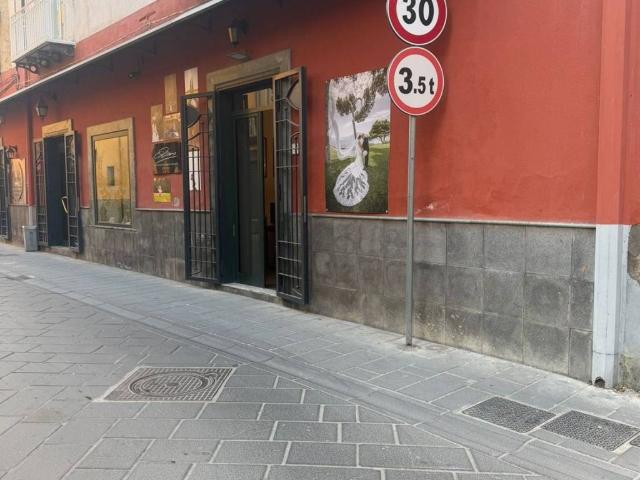 Locale Commerciale in vendita a Acerra, Campania