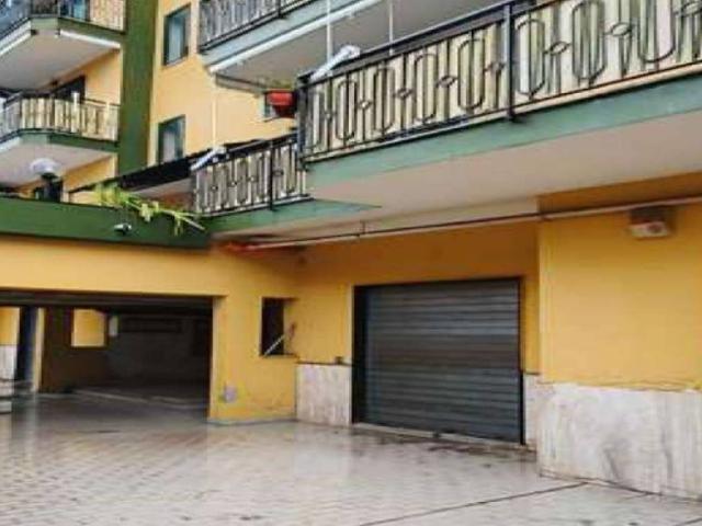 Locale Commerciale in vendita a Acerra, Campania