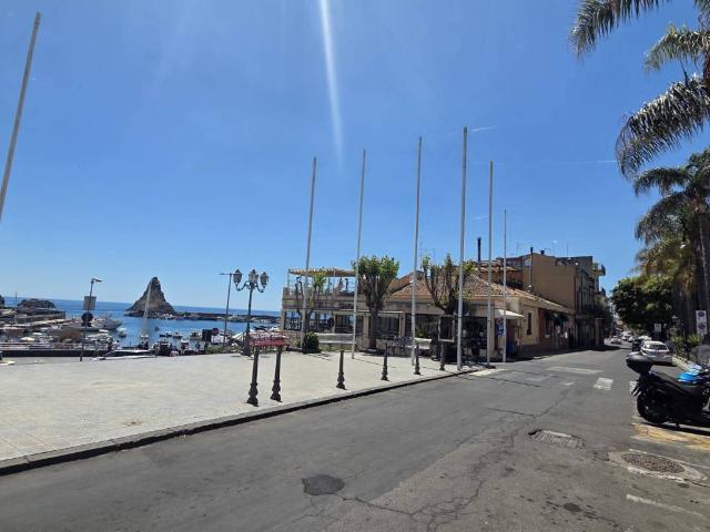 Locale Commerciale in vendita a Aci Castello, Sicilia