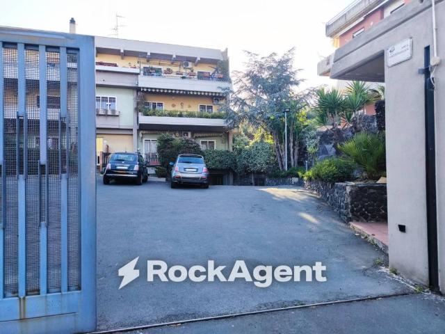 Locale Commerciale in vendita a Ficarazzi, Aci Castello