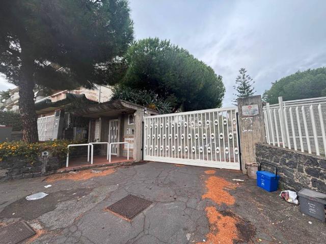 Locale Commerciale in vendita a Ficarazzi, Aci Castello