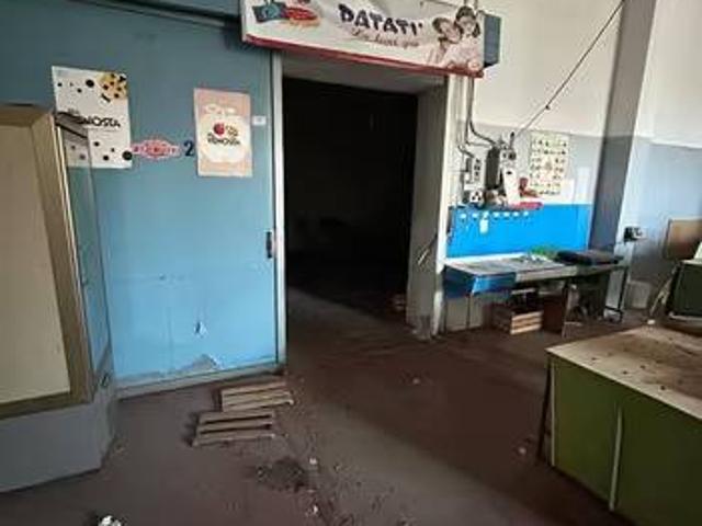 Locale Commerciale in vendita a Aci Catena, Sicilia