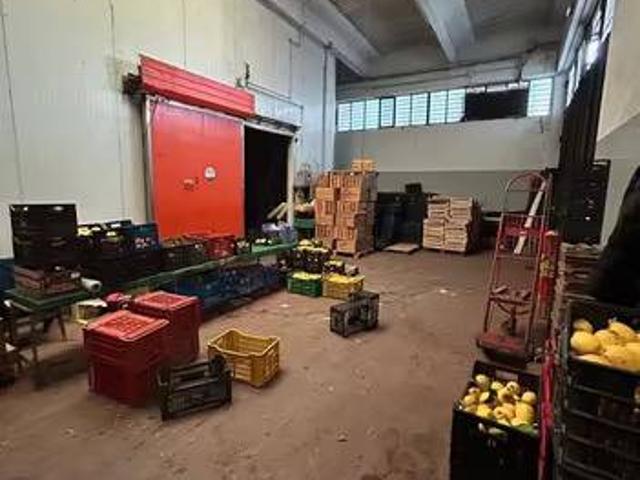 Locale Commerciale in vendita a Aci Catena, Sicilia