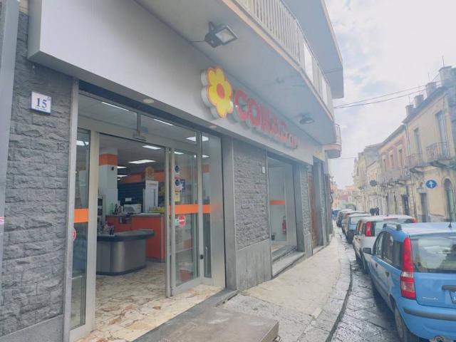 Locale Commerciale in vendita a Aci Catena, Sicilia