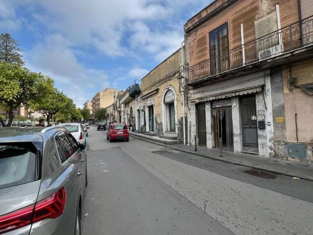 Locale Commerciale in vendita a Aci Catena, Sicilia
