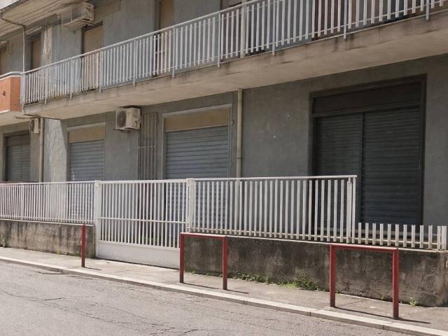 Locale Commerciale in vendita a Aci Catena, Sicilia