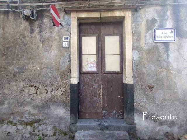 Locale Commerciale in vendita a Aci Catena, Sicilia
